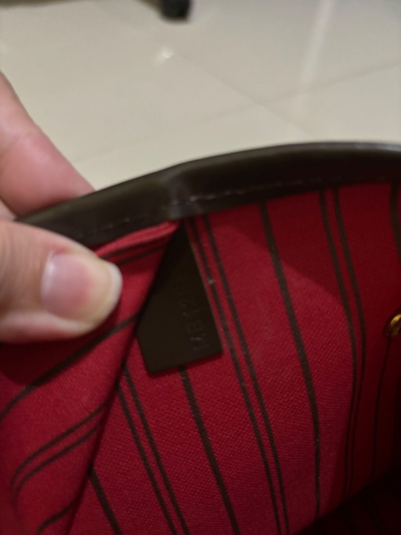 Neverfull GM Damier Ebene (Category: Luxury Bags & Wallets) located in Binan City. Submitted by carou58132 (Listing ID 1290657372, Image 3). Description: .