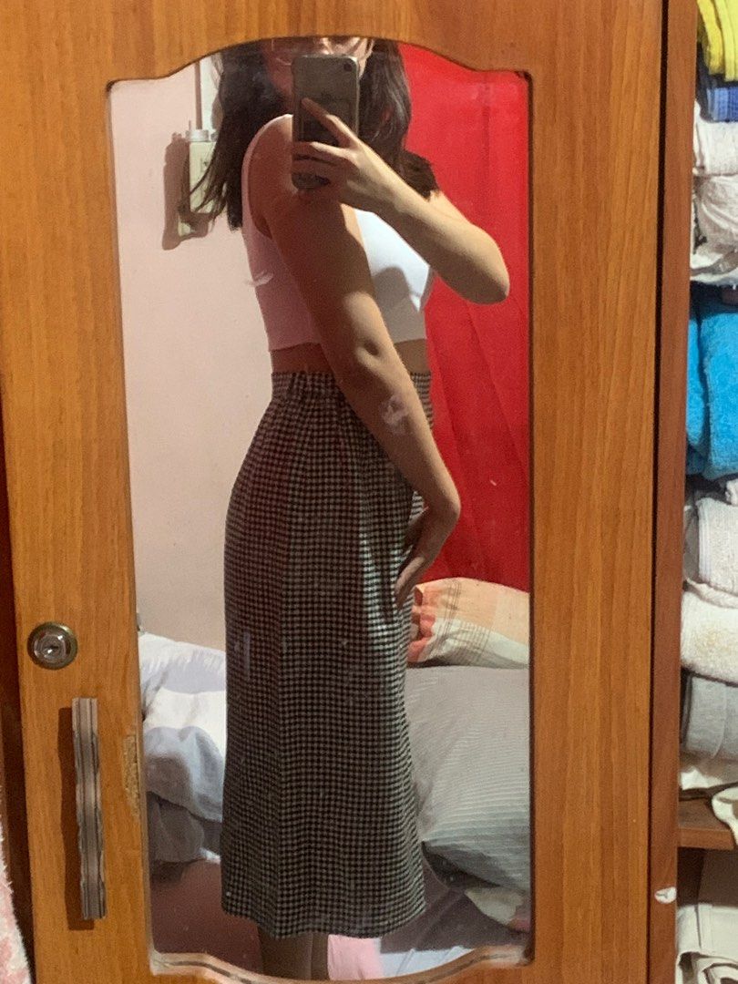 Plaid black and white long skirt (Category: Skirts) located in Caloocan City. Submitted by _mrynnbrsg (Listing ID 1290724923, Image 2). Description: 🌸 best fit 25-27 🌸 height is 5’2 rfs: decluttering .