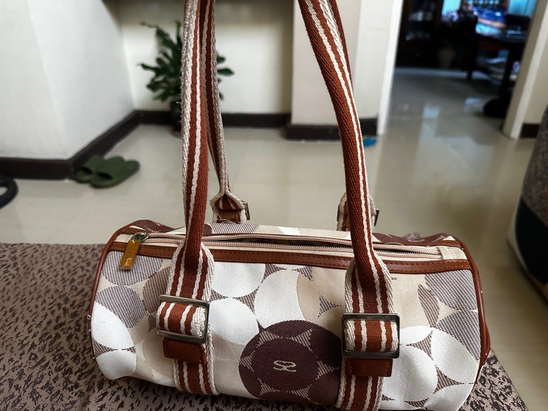 Savoy papillon bag (Category: Luxury Bags & Wallets) located in Tagum. Submitted by itscookiemonster (Listing ID 1290691655, Image 1). Description: authentic Savoy Papillon style bag Preloved Preloved-No major flaws Only needs wash .