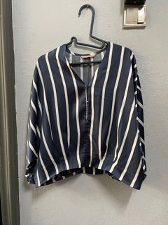 (Category: ) located in . Submitted by annnnwardrobeee (Listing ID 1290685184, Image 1). Description: .