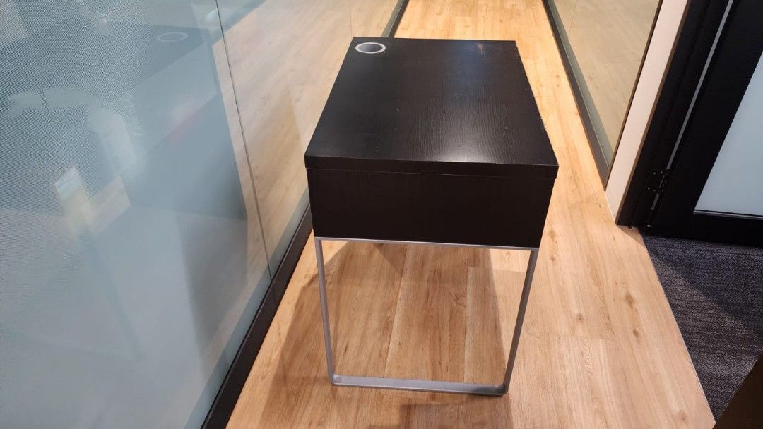 Table (Category: Tables & Sets) located in Singapore. Submitted by nauni (Listing ID 1290789939, Image 3). Description: Selling this singular table, can fit 1 person. Decently used but still functional, self collect from JustCo office at Cross Street Exchange.