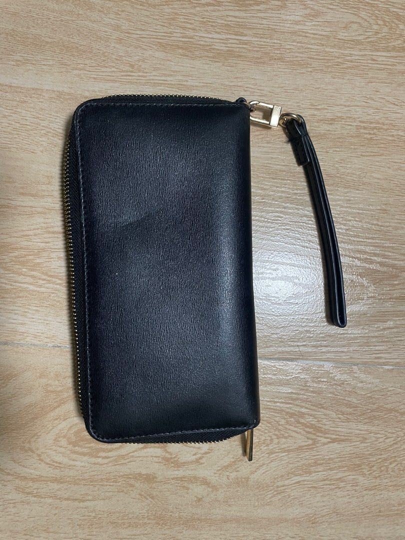 Tory Burch Wallet （分類：手袋及銀包）位於 Hong Kong。 由 ckt27601 提交（商品編號 1290729708，圖片 2）。簡介： Black 外面及內裏的拉鏈都冇問題。