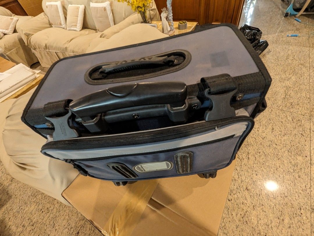 Used Hawk School Bag (Category: Strollers) located in Quezon City. Submitted by jast4me (Listing ID 1290807301, Image 2). Description: pre-loved but out grown by the kids. School bag with stroller function..
