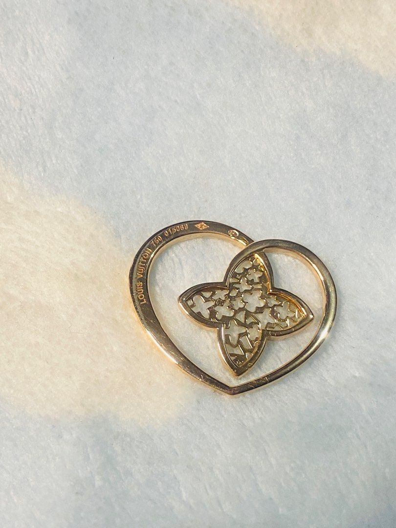 Auth Louis Vuitton Coeur Heart pendant (Category: Jewelry) located in Quezon. Submitted by queenlux15 (Listing ID 1294010998, Image 3). Description: Authentic 💯 Louis Vuitton Coeur Heart pendant Pendant Only❣️ Originally with leather cord chain(Lost) Rare Rose gold Fixed price Heavy .