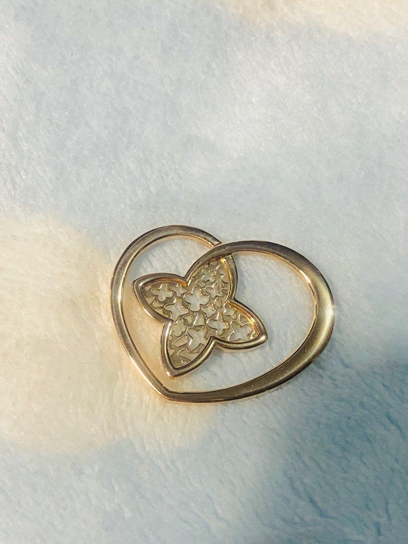 Auth Louis Vuitton Coeur Heart pendant (Category: Jewelry) located in Quezon. Submitted by queenlux15 (Listing ID 1294010998, Image 2). Description: Authentic 💯 Louis Vuitton Coeur Heart pendant Pendant Only❣️ Originally with leather cord chain(Lost) Rare Rose gold Fixed price Heavy .