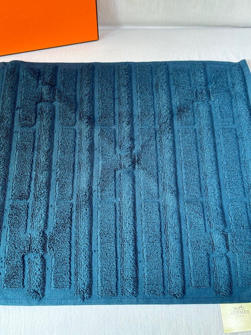 Authentic HERMES Towel (Category: Luxury Accessories) located in Santa Rosa. Submitted by brandieshoppe (Listing ID 1294010550, Image 2). Description: ✅ Authentic / Original Preloved ✅ From Japan Auction ✅ Moneyback Guaranteed If Proven Fake ✅ In Excellent Condition ✅ Message Us For More Details. *Open Also for Layaway Terms.