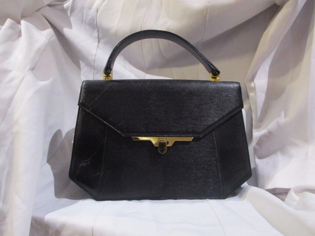 Black Handbag (Category: Luxury Bags & Wallets) located in Manila. Submitted by squeedler (Listing ID 1294082315, Image 1). Description: .