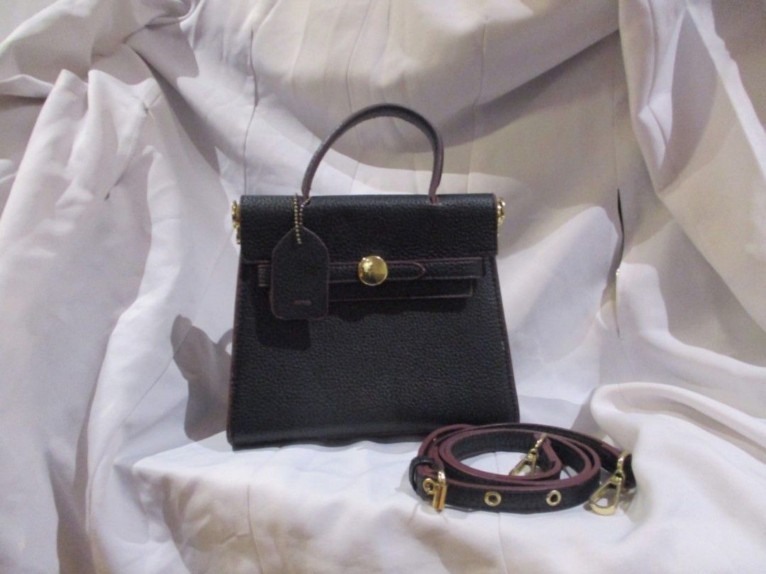 Black Handbag with Detachable Strap (Category: Luxury Bags & Wallets) located in Manila. Submitted by squeedler (Listing ID 1294080160, Image 1). Description: gold hardware (has slight scratches from use).