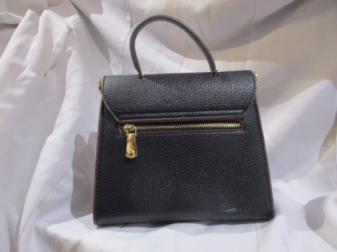 Black Handbag with Detachable Strap (Category: Luxury Bags & Wallets) located in Manila. Submitted by squeedler (Listing ID 1294080160, Image 3). Description: gold hardware (has slight scratches from use).