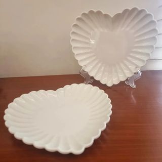 CERAMIC HEART SHAPED SCALLOPED PLATE