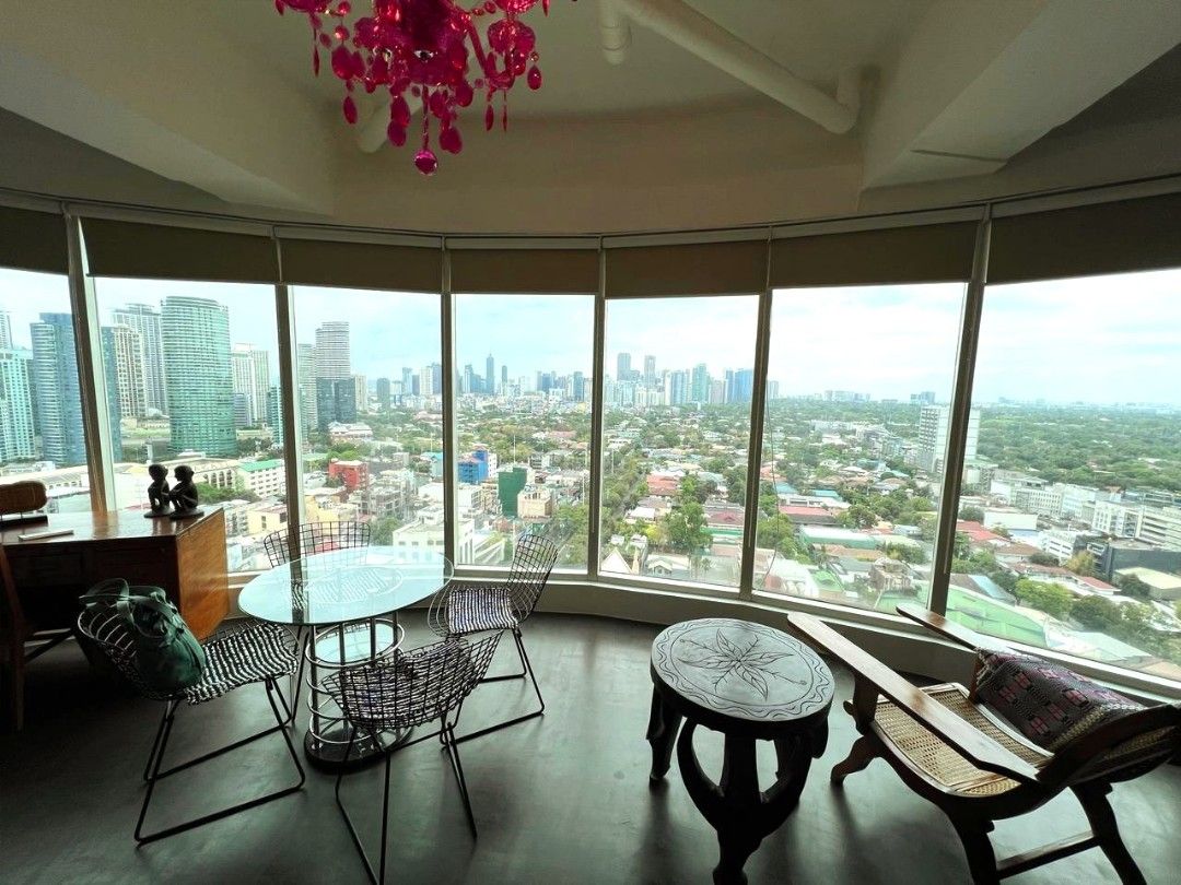 Charming Studio, Poblacion Makati (Category: Apartments & Condos) located in Manila. Submitted by steelrat (Listing ID 1293945628, Image 1). Description: Step into luxury living in the heart of Makati's bustling Poblacion district with this charming studio unit! Boasting elegance, comfort, and breathtaking views, this meticulously crafted space offers an unparalleled living experience for those seeking sophistication and convenience. Property Det