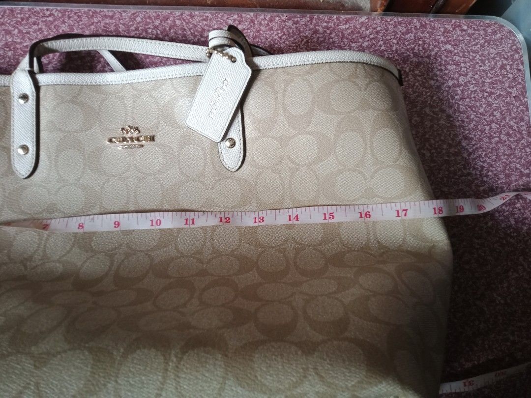 Authentic COACH reversible Tote bag (Category: Luxury Bags & Wallets) located in Manila. Submitted by smicolen (Listing ID 1293962320, Image 3). Description: Authentic COACH Reversible tote bag minimal issue handle rubber lining Ykk zip made in Vietnam.