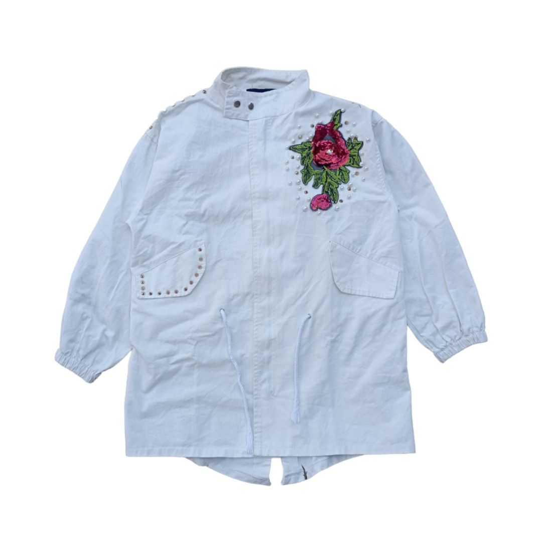 DOLCE & GABBANA IO C'ERO JACKET (Category: Luxury Apparel) located in Bacolod City. Submitted by the.finest (Listing ID 1293965968, Image 2). Description: Dolce & Gabbana IO C'ERO Jacket Patch Flowers with Rhinestone/Pearl Width: 23 Length: 31 Condition: 9/10 1,000+shipping fee.