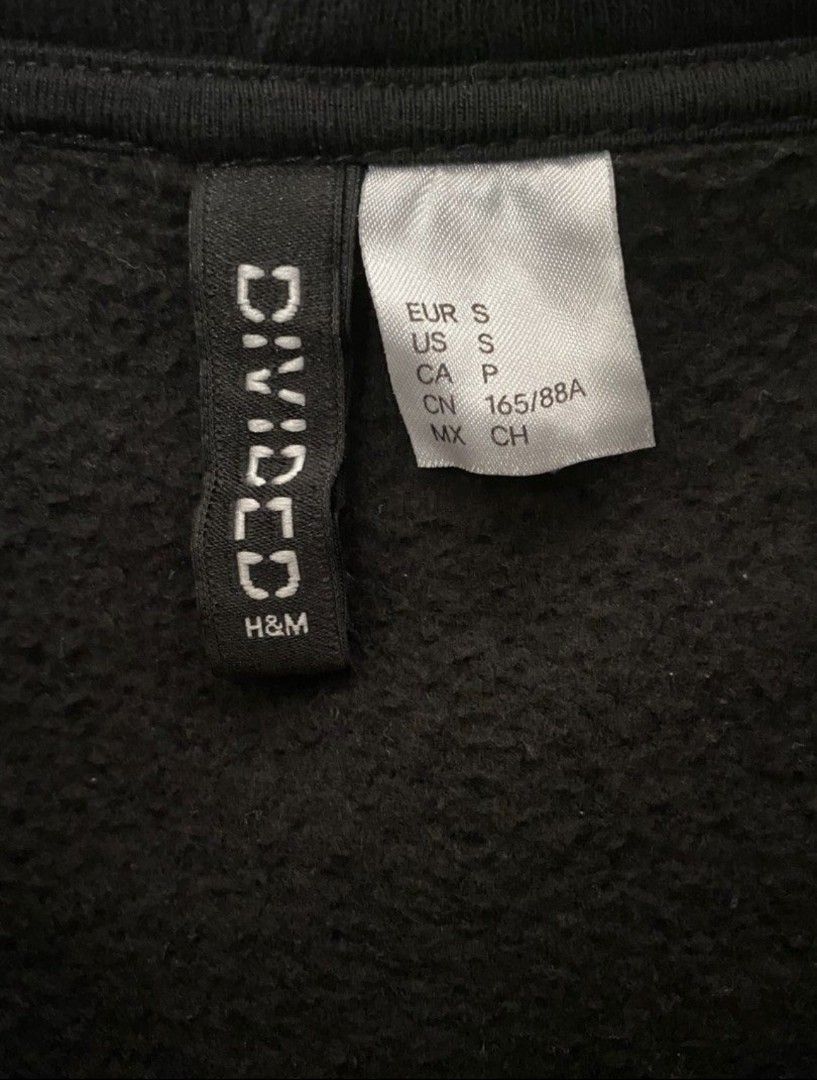 H&M jacket (Category: Coats, Jackets and Outerwear) located in Caloocan City. Submitted by 211sc (Listing ID 1294088748, Image 2). Description: Divided by H&M in small is great for teenagers to wear. used only a handful of times. daughter outgrown the jacket. very clean. can bundle with other clothes for discount mop: gcash and maya.