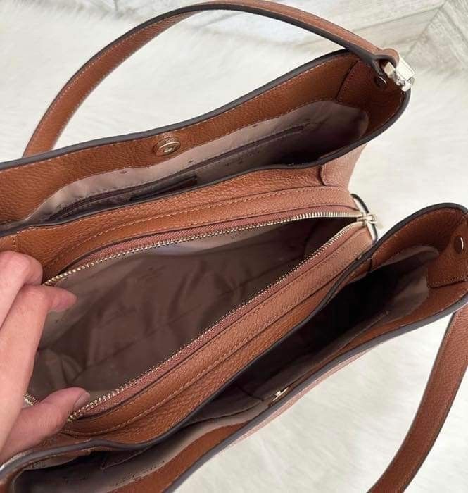 KateSpade (Category: Luxury Bags & Wallets) located in Toledo. Submitted by sissyoriginalstuff (Listing ID 1294030063, Image 3). Description: 🇵🇭On Hand💥msu BAG👜SAK 🏷️Presyo ⚡️ALE🔥 Kate Spade Leila Shoulder Bag Now only ₱7,299 💌PM us to order‼️.
