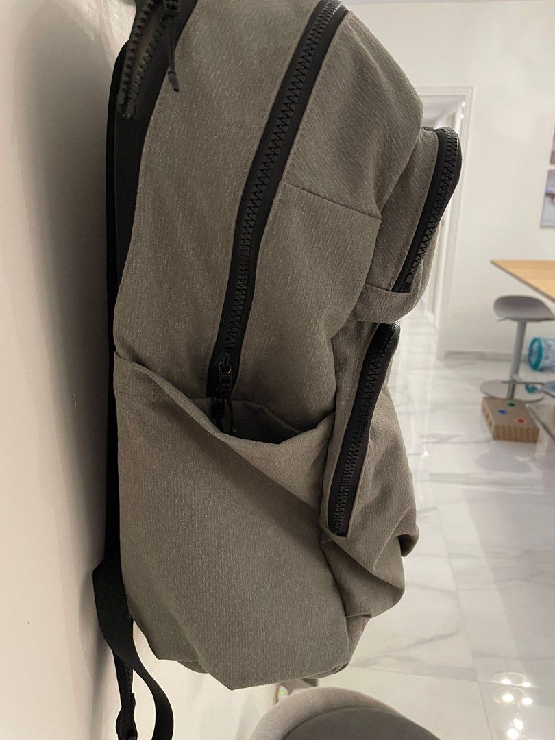Lululemon Assert Backpack 2.0, 男裝, 袋, 背包 Carousell
