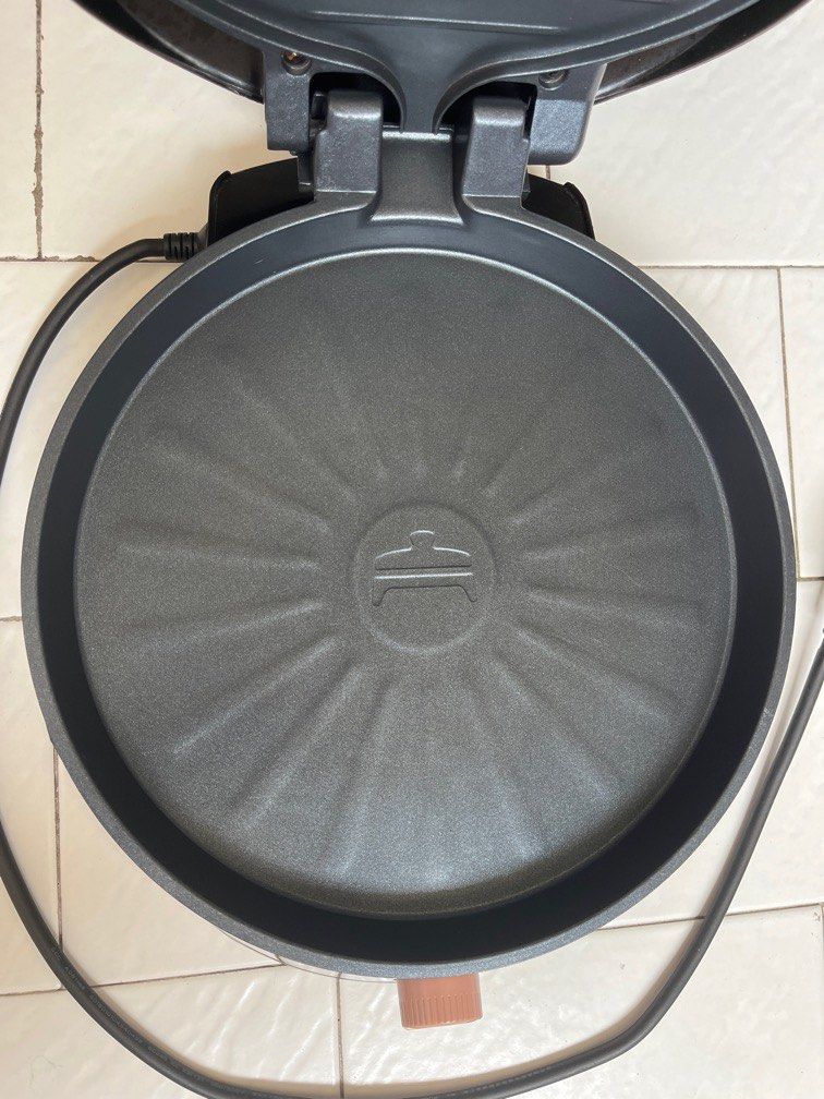 MIDEA (Category: Other Kitchen Appliances) located in Singapore. Submitted by Misswang777 (Listing ID 1293945652, Image 3). Description: Purchased in China, with conversion plug, double-sided heating, wear on the handle.