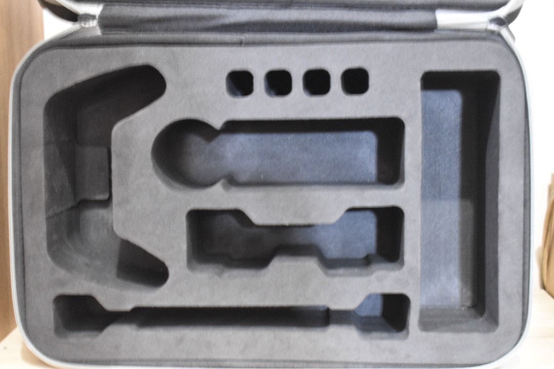 Nintendo Hard Pouch bag (Category: Nintendo) located in Valenzuela. Submitted by jokaidesks (Listing ID 1294097825, Image 2). Description: rfs hindi na nagagamit no damage on bag wala lang un kabitan ng strap nya.
