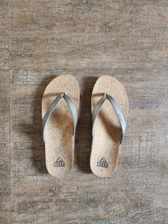 Reef Sandals (Size 8)