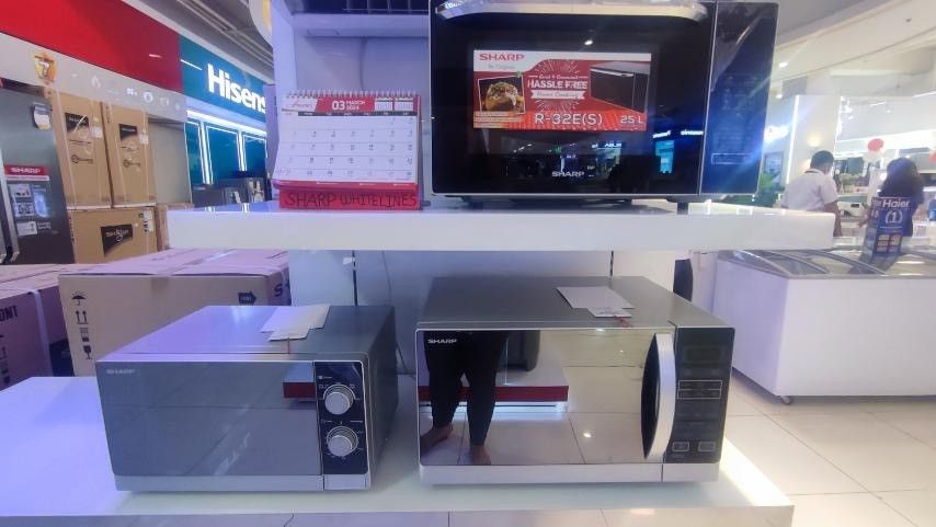 SHARP MICROWAVE OVEN (Category: Ovens & Toasters) located in Quezon City. Submitted by maryann.dimalanta (Listing ID 1294054295, Image 1). Description: SHARP MICROWAVE OVEN R-20A(s) SRP 4,398 Cash 3,900 R-61E(S) SRP 4,698 CASH 4,300 R-72A(S) SRP 6,298 CASH 5,600 R-32E(S) SRP 5,898 CASH 5,300 Brand new and sealed with warranty and receipt 7 days replacement 1 yr warranty on parts and service Pick up / Viewing in the store located in Makati and San