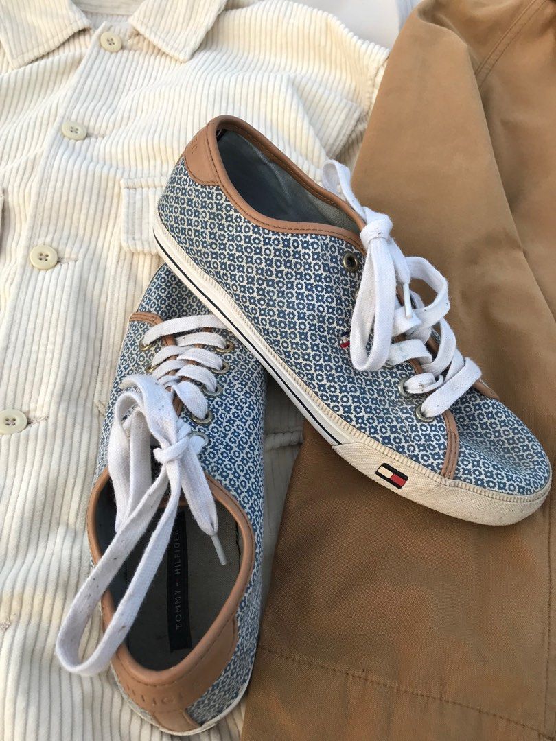 Canvas trainer outlet