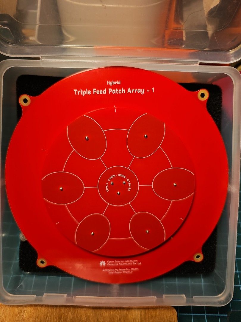 Triple Feed Patch Array Antenna (Category: Networking) located in Singapore. Submitted by nautilife (Listing ID 1294063316, Image 1). Description: High gain triple feed patch array antenna. diameter 15cm.