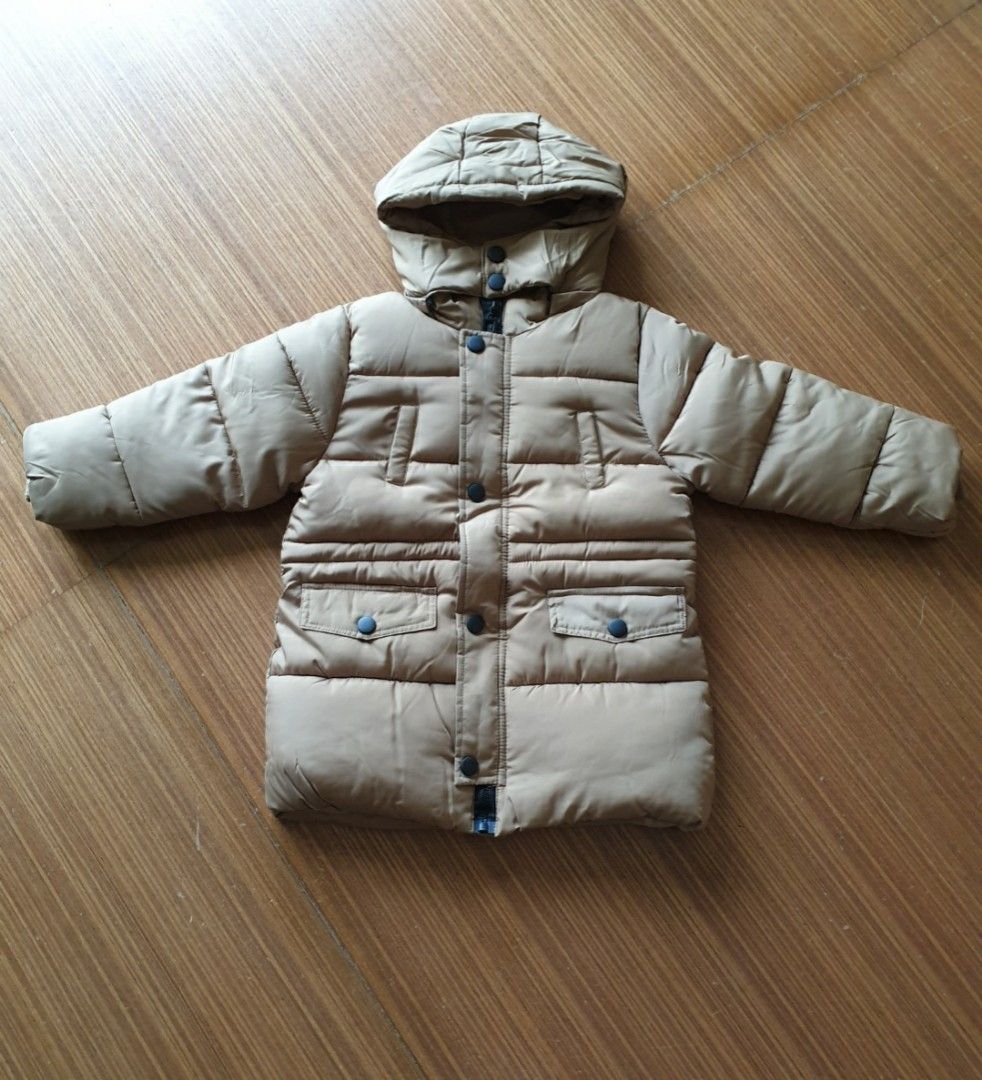 Winter jacket (Category: Babies & Kids Fashion) located in Singapore. Submitted by tedpng (Listing ID 1293959514, Image 1). Description: size 8 to 10 years old.