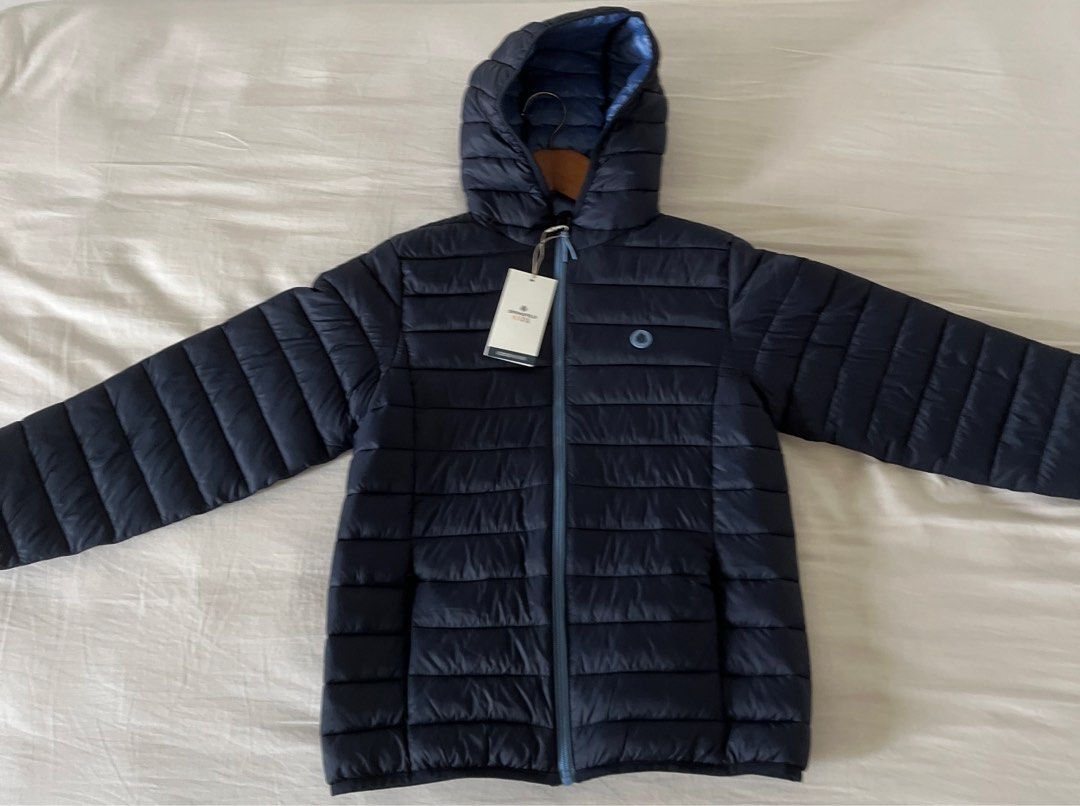 Winter Jacket (Category: Coats, Jackets and Outerwear) located in Singapore. Submitted by giops (Listing ID 1293966738, Image 1). Description: This a kids size 11-12 jacket but it fits a S/M adult . Brand new bought as a gift for a friend but she didn’t want it . .