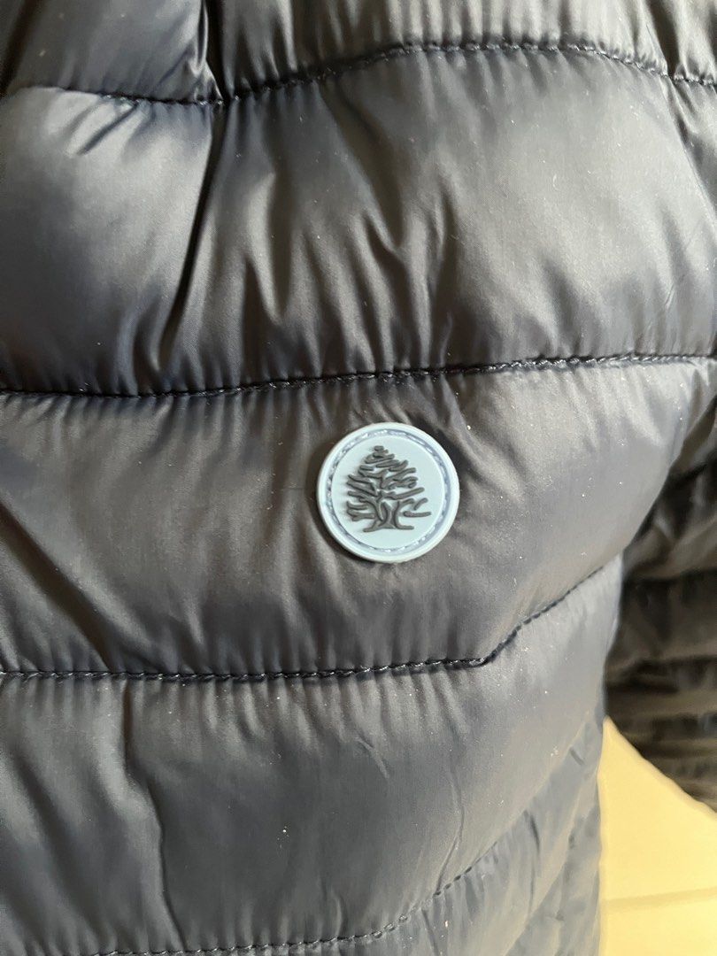 Winter Jacket (Category: Coats, Jackets and Outerwear) located in Singapore. Submitted by giops (Listing ID 1293966738, Image 2). Description: This a kids size 11-12 jacket but it fits a S/M adult . Brand new bought as a gift for a friend but she didn’t want it . .