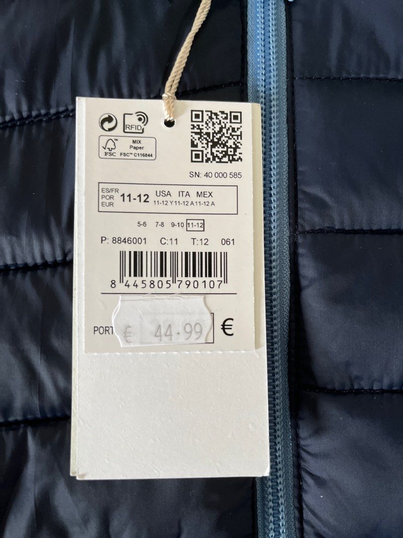 Winter Jacket (Category: Coats, Jackets and Outerwear) located in Singapore. Submitted by giops (Listing ID 1293966738, Image 4). Description: This a kids size 11-12 jacket but it fits a S/M adult . Brand new bought as a gift for a friend but she didn’t want it . .