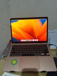 Apple 13-inch MacBook Air: Apple M1 chip with 8-core CPU and 7-core GPU, 256GB