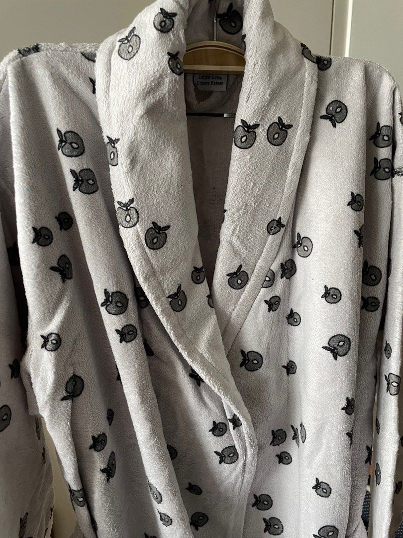 Bathrobe (Category: Bath) located in Singapore. Submitted by aurora56 (Listing ID 1294237652, Image 3). Description: Unisex bathrobe 100% cotton.