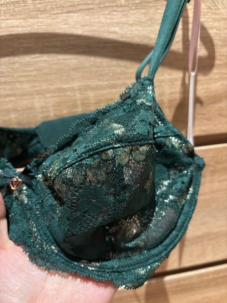 BNWOT VICTORIA'S SECRET Sexy Tee Lace Lightly-Lined Triangle Demi Bra 32 DDD,  Women's Fashion, New Undergarments & Loungewear on Carousell