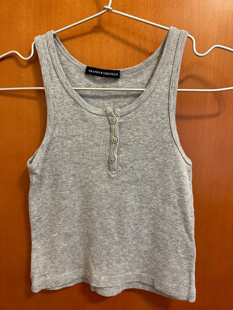 包郵Brandy Melville Eden crop top, 女裝, 上衣, T-shirt - Carousell