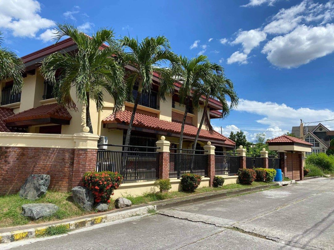 CAVITE DASMARIÑAS (Category: House & Lot) located in Muntinlupa City. Submitted by ignacio5 (Listing ID 1294210892, Image 2). Description: LT area roughly 980sqm 6Bedrooms 6.5 t&b Living Room Dining Room Lanai 8car garage Maid and Drivers room with t&b each Big garden Dirty Kitchen Laundry area .