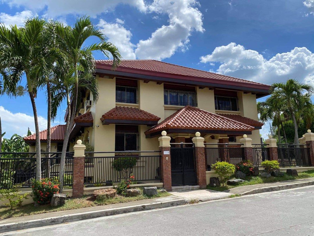 CAVITE DASMARIÑAS (Category: House & Lot) located in Muntinlupa City. Submitted by ignacio5 (Listing ID 1294210892, Image 1). Description: LT area roughly 980sqm 6Bedrooms 6.5 t&b Living Room Dining Room Lanai 8car garage Maid and Drivers room with t&b each Big garden Dirty Kitchen Laundry area .
