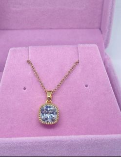 Classic pendant gold necklace with box