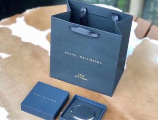 DW情侶手鐲 半價優惠 50% off ❤️紀念日 生日禮物 獨一無二💓全新正品有盒🎁情侶裝有折扣💑 送禮或自用一流💝Daniel Wellington Bangle, New with Box and bag. 100% New and high quality64229144719618110