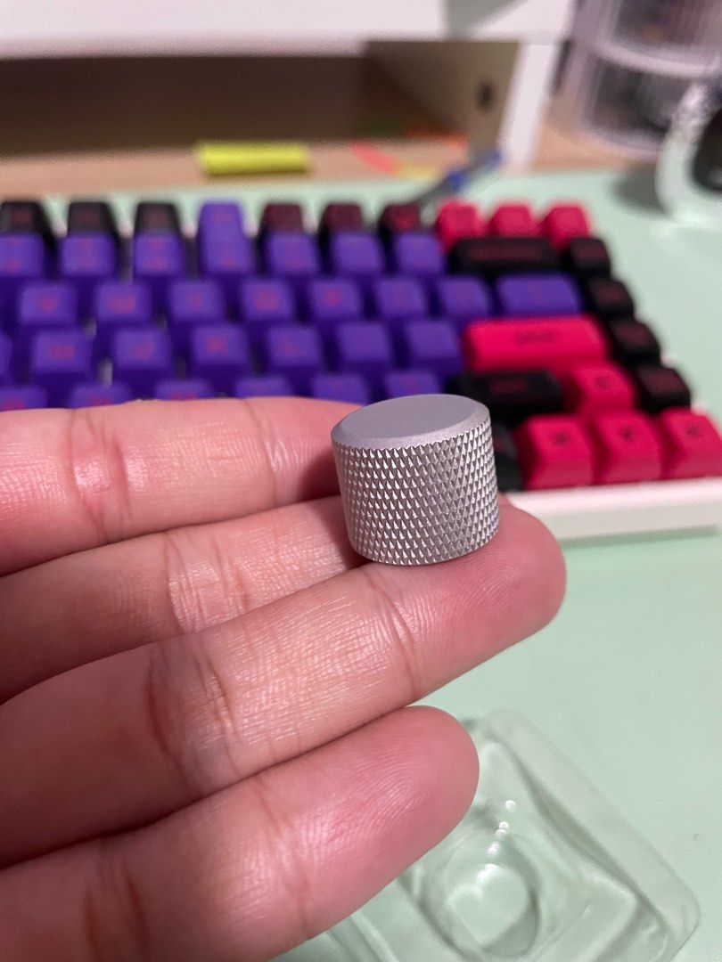 Glorious Rotary Knob white ice for gmmk pro (Category: Computer Keyboard) located in Pasig City. Submitted by kimstore_ (Listing ID 1294252265, Image 2). Description: Never used. Di pala kasya sa akko keyboard 😭.