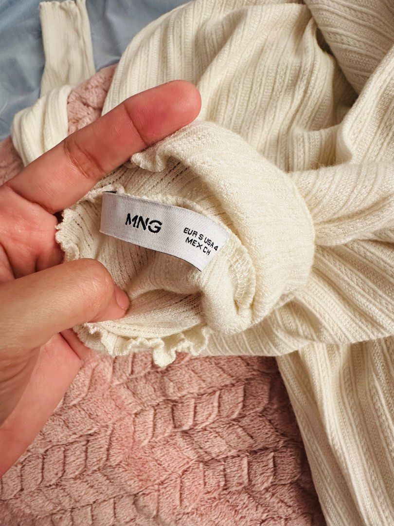 Mango Longsleeves Knit Dress (Category: Dresses) located in Mandaluyong City. Submitted by layntev (Listing ID 1294253430, Image 3). Description: Washed but never used authentic bought from Mango App .