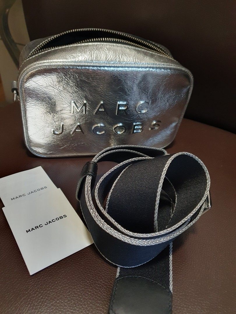 marc jacobs silver sling bag / pouch (authentic) marc jacobs signet flash camera shoulder handbag (Category: Bags & Wallets) located in Singapore. Submitted by notkikihere (Listing ID 1294194489, Image 2). Description: price negotiable ! shipping +$5 / fast deals free mailing :).