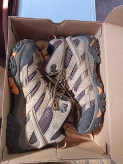 Hiking Shoes For Men!!! Merrell MOAB 2 mid vent size 9.5 US men