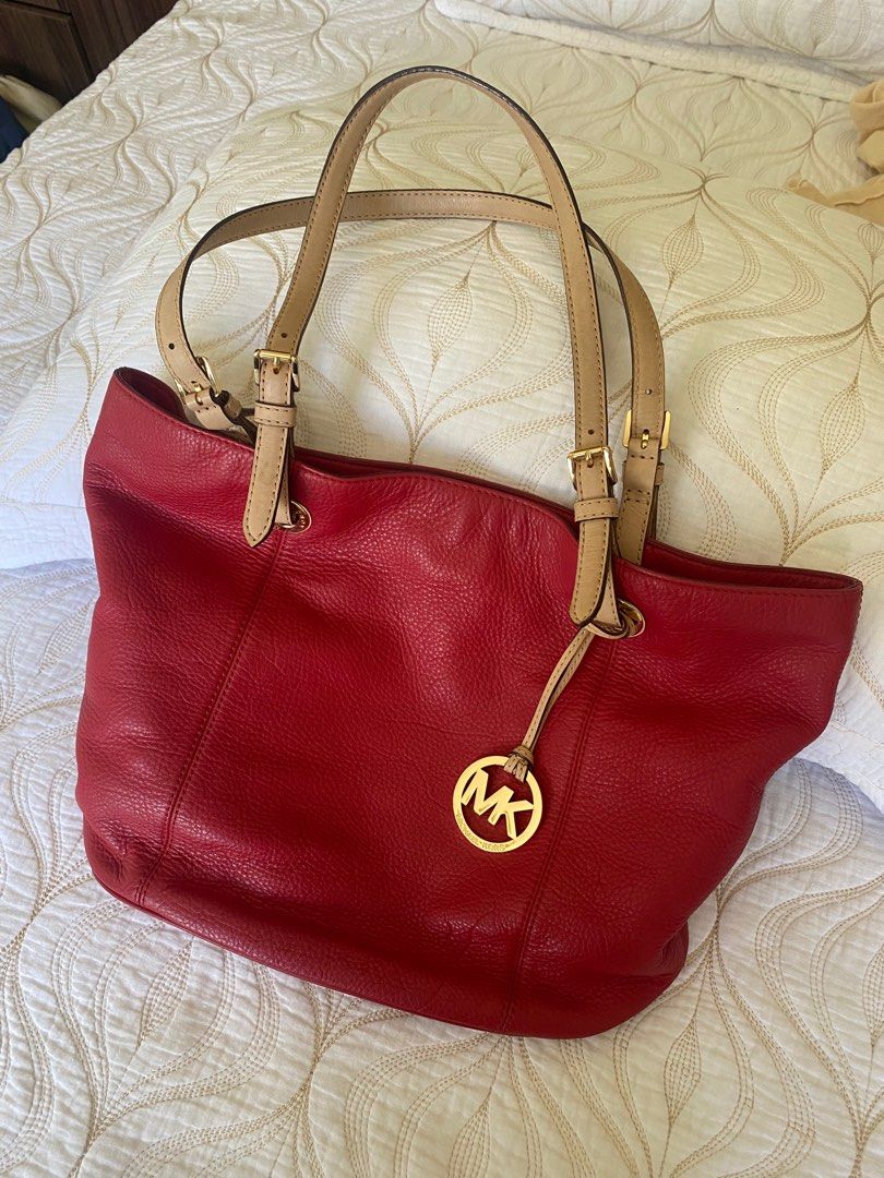 Michael Kors Jet Set Tote Bag (Category: Luxury Bags & Wallets) located in Paranaque City. Submitted by keslingweingart78 (Listing ID 1294153242, Image 2). Description: Bought it USA.