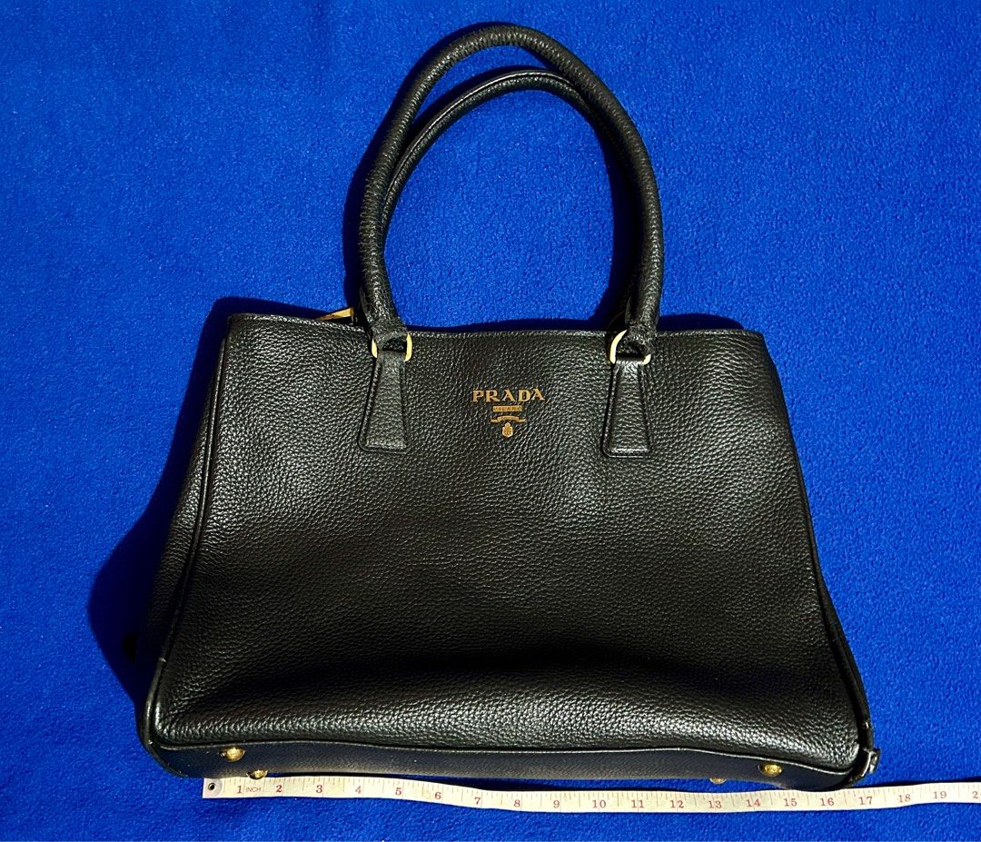 PRADA WOMEN BAG ORIGINAL (Category: Luxury Bags & Wallets) located in San Ildefonso. Submitted by PatchAdamss (Listing ID 1294220416, Image 1). Description: For sale!!! PRADA WOMEN BAG Black Original 8/10 condition Slight flaw at bottom area please check pics .