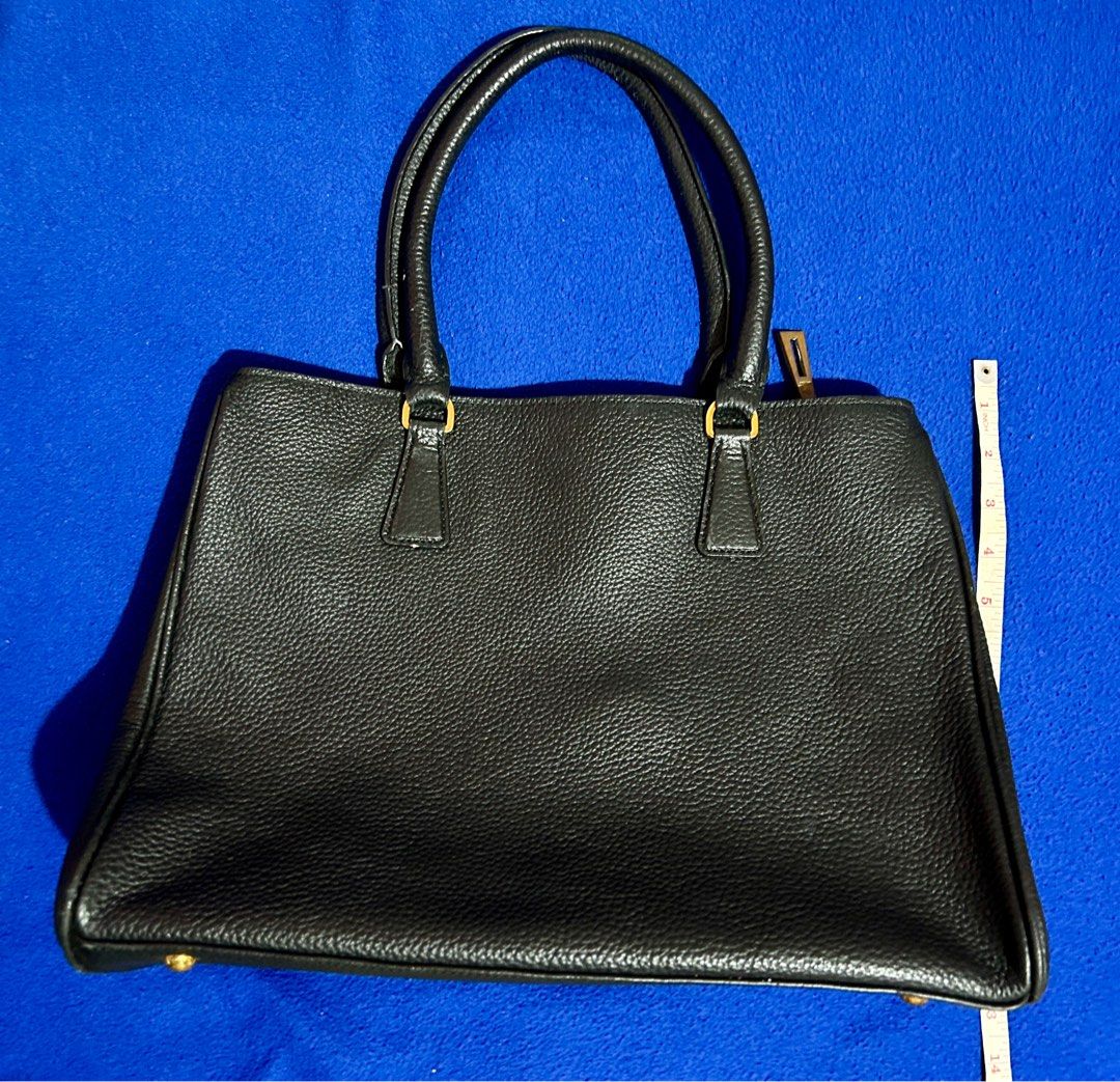 PRADA WOMEN BAG ORIGINAL (Category: Luxury Bags & Wallets) located in San Ildefonso. Submitted by PatchAdamss (Listing ID 1294220416, Image 2). Description: For sale!!! PRADA WOMEN BAG Black Original 8/10 condition Slight flaw at bottom area please check pics .