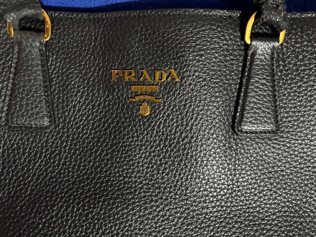PRADA WOMEN BAG ORIGINAL (Category: Luxury Bags & Wallets) located in San Ildefonso. Submitted by PatchAdamss (Listing ID 1294220416, Image 3). Description: For sale!!! PRADA WOMEN BAG Black Original 8/10 condition Slight flaw at bottom area please check pics .