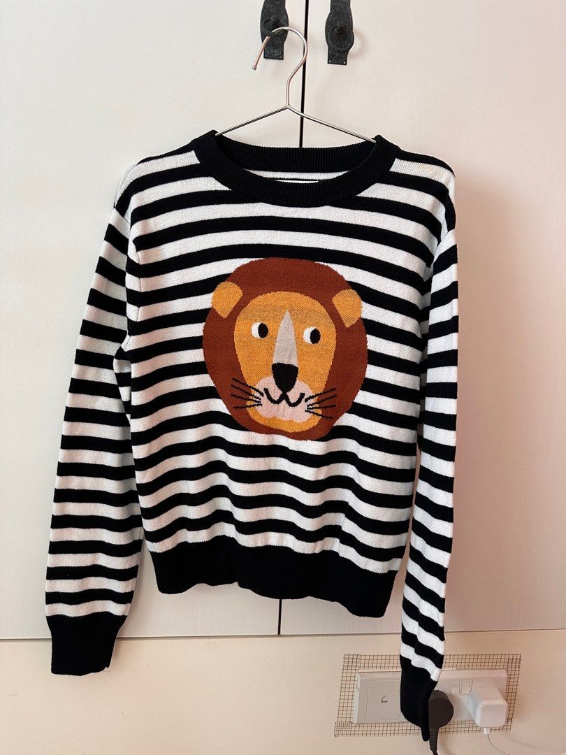 Pull over (Category: Longsleeves) located in Singapore. Submitted by Shiny555 (Listing ID 1294147676, Image 1). Description: .