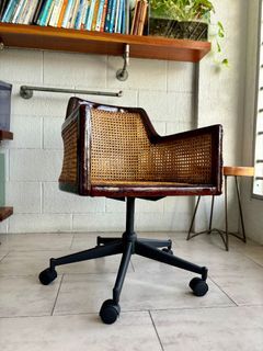 Vintage swivel solihiya chair