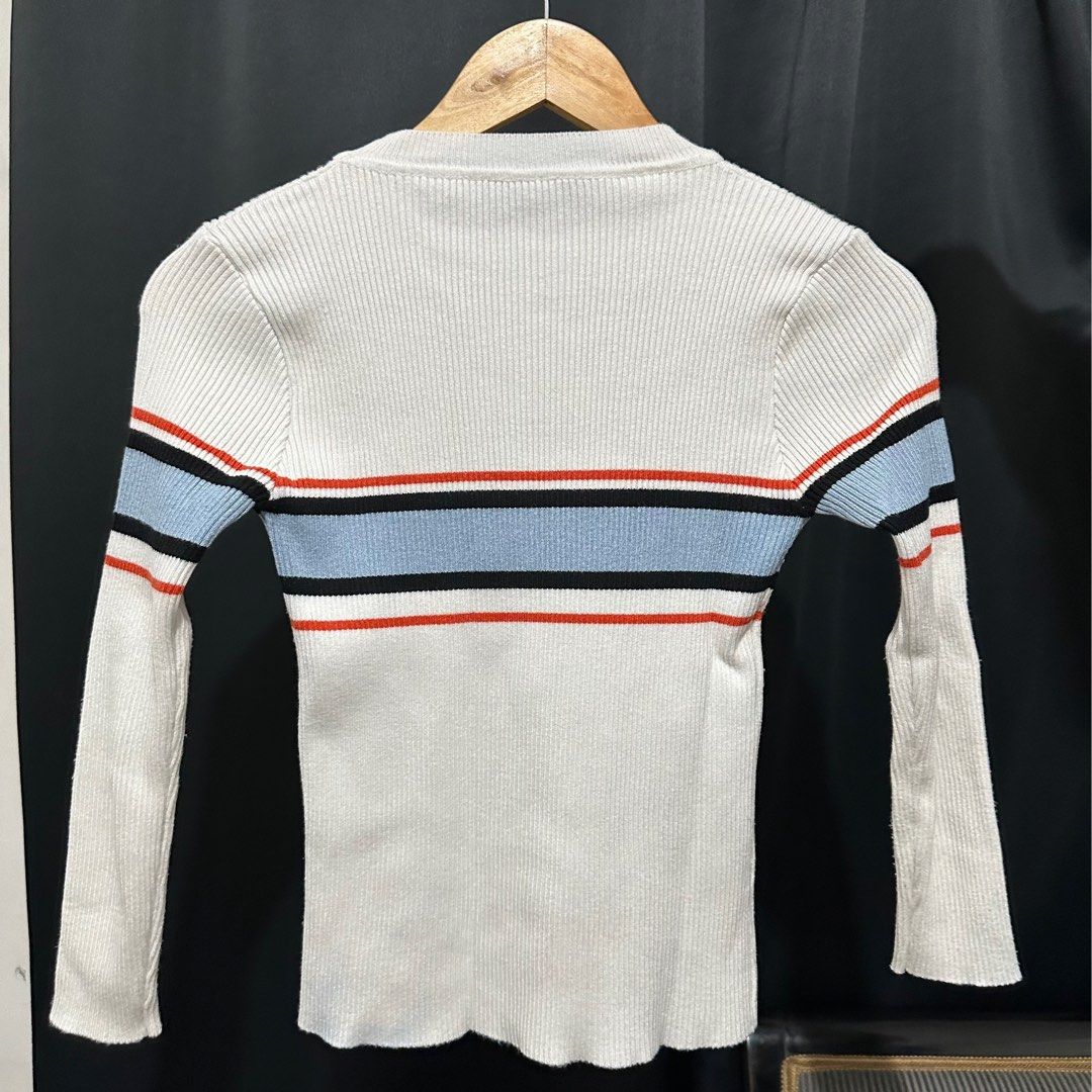 White Ribbed Longsleeves with Stripes (Category: Longsleeves) located in Manila. Submitted by bdgdeclutters (Listing ID 1294214177, Image 3). Description: Very thick fabric and very flattering Fits small to medium frames.