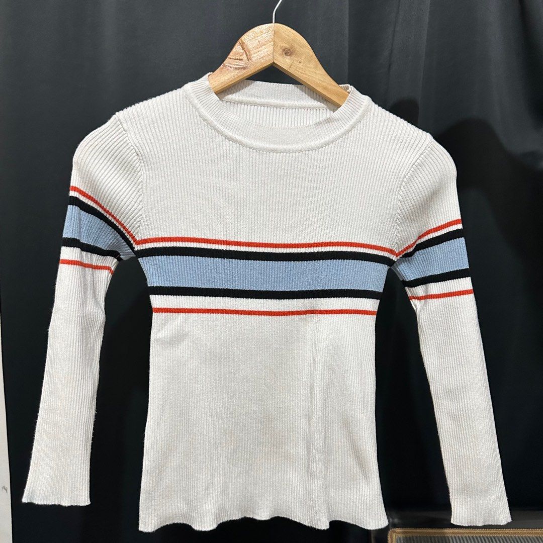 White Ribbed Longsleeves with Stripes (Category: Longsleeves) located in Manila. Submitted by bdgdeclutters (Listing ID 1294214177, Image 2). Description: Very thick fabric and very flattering Fits small to medium frames.